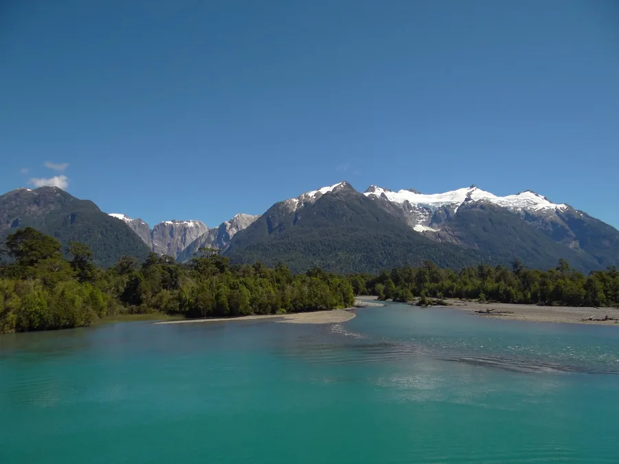Un río turquesa del tramo norte con la cordillera nevada al fondo