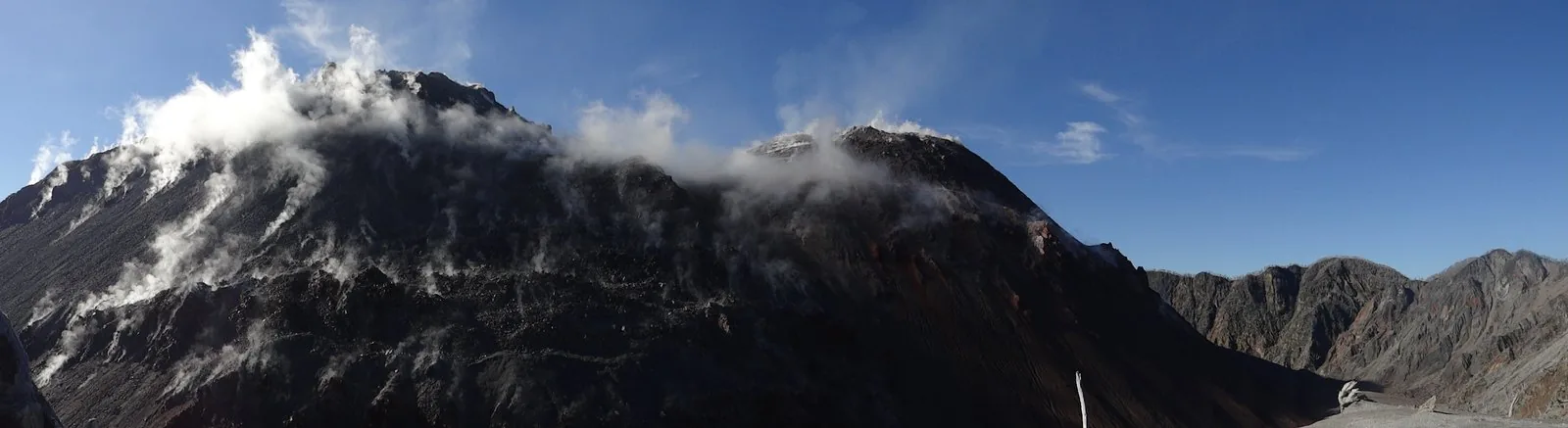 El domo del volcán Chaitén, todavía humeando, en febrero de 2013