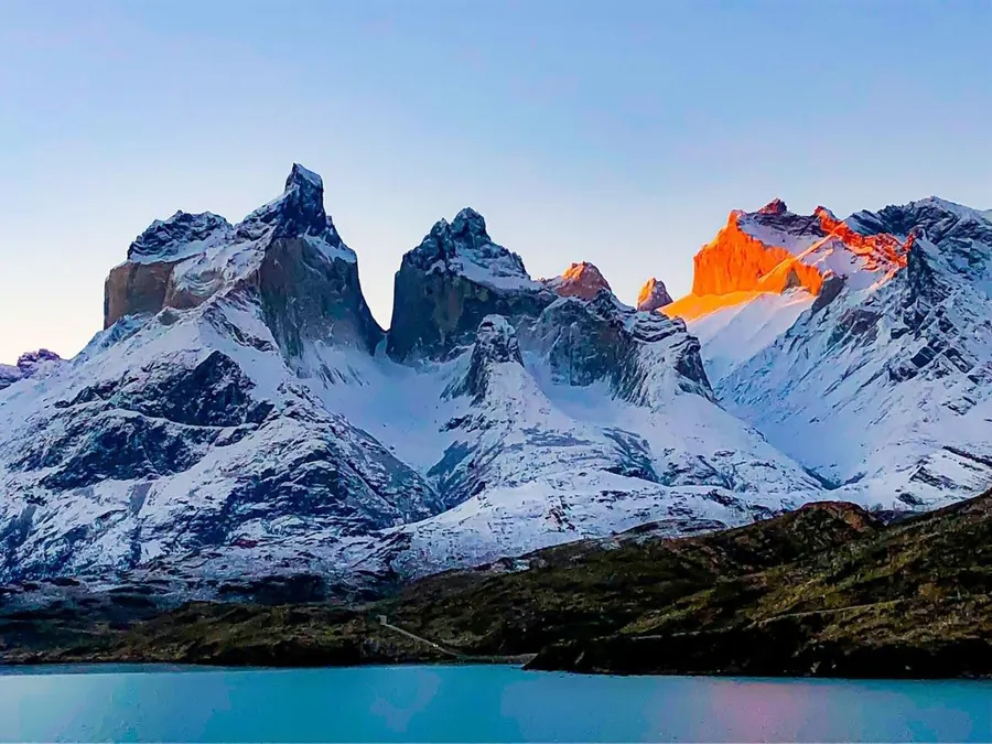 Los Cuernos del Paine sobre un lago turquesa