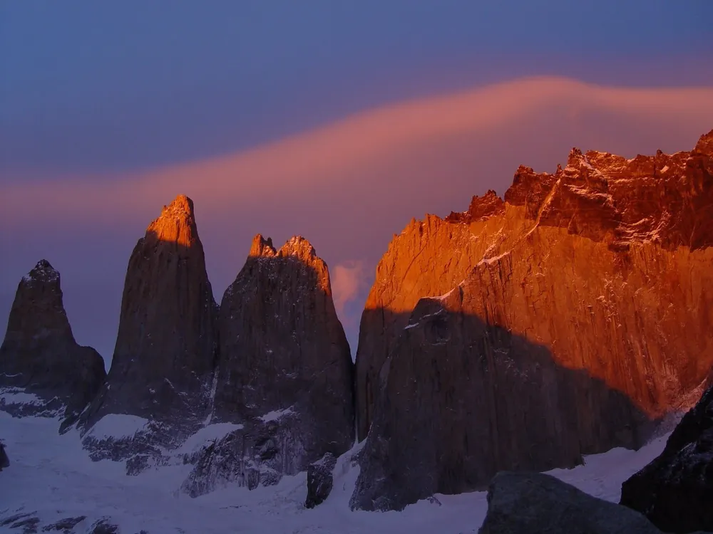 Las Torres del Paine encendidas al amanecer